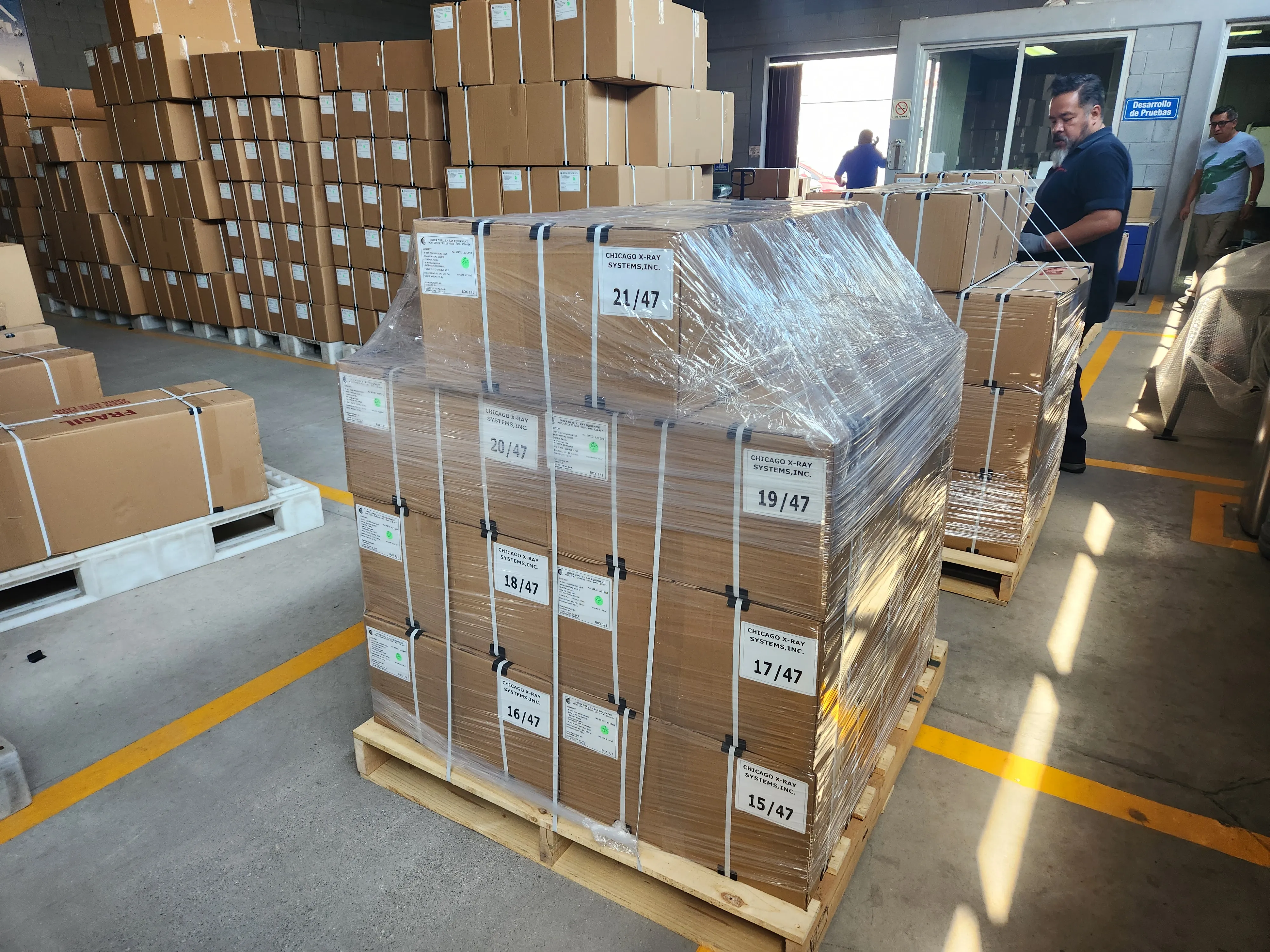 Fotografía de equipos Corix empaquetados para exportación internacional, mostrando logística eficiente, alta calidad industrial y equipo de rayos X precio